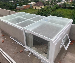 Thiết kế thi công giếng trời lối lên cầu thang tích hợp tay quay thủ công + cảm biến mưa