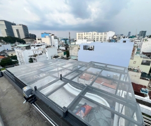 Mái kính xếp lớp sân thượng Quận 1