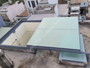 Giếng trời kéo tay kính mờ
