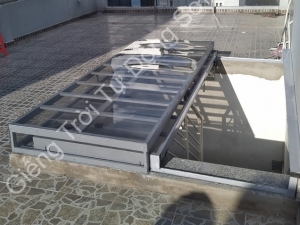 Giếng trời Lên Sân Thượng Có Khung bảo Vệ
