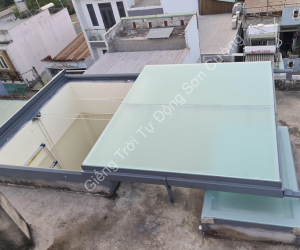 Giếng trời kéo tay kính mờ