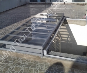 Giếng trời Lên Sân Thượng Có Khung bảo Vệ