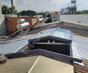 Giếng trời nhỏ, mái chóp thoát nước 2 bên