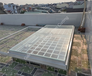 Giếng trời nhỏ mở 100%, có khung bảo vệ